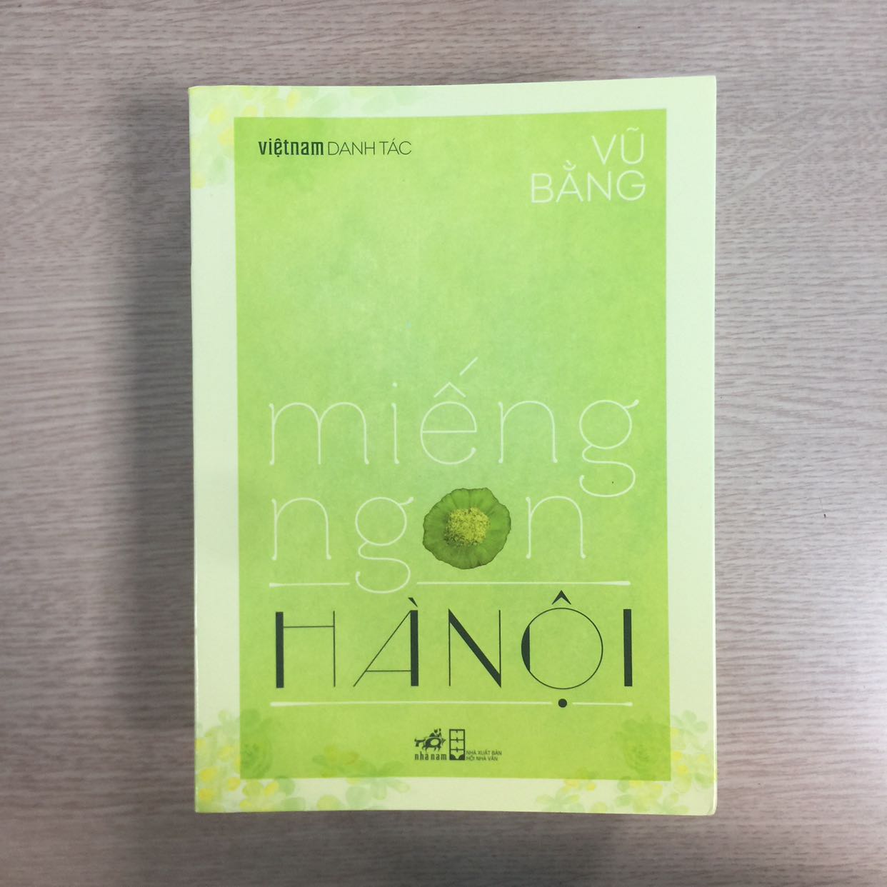 Bộ sách Việt Nam danh tác của NXB Nhã Nam phát hành. Sách đẹp, in ấn cẩn thận.
Rất đáng tiếc Tiki đóng gói không cẩn thận, không chèn lót sách cho khách hàng, vận chuyển bị va chạm cấn bẹp cạnh sách. Đã góp ý nhiều lần với Tiki nhưng chưa thấy chấn chỉnh.