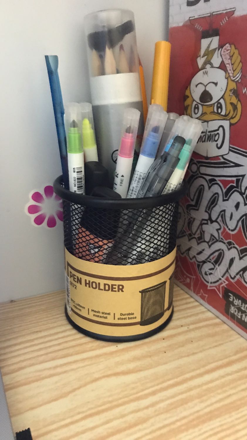 chắc chắn, đựng được nhiều bút