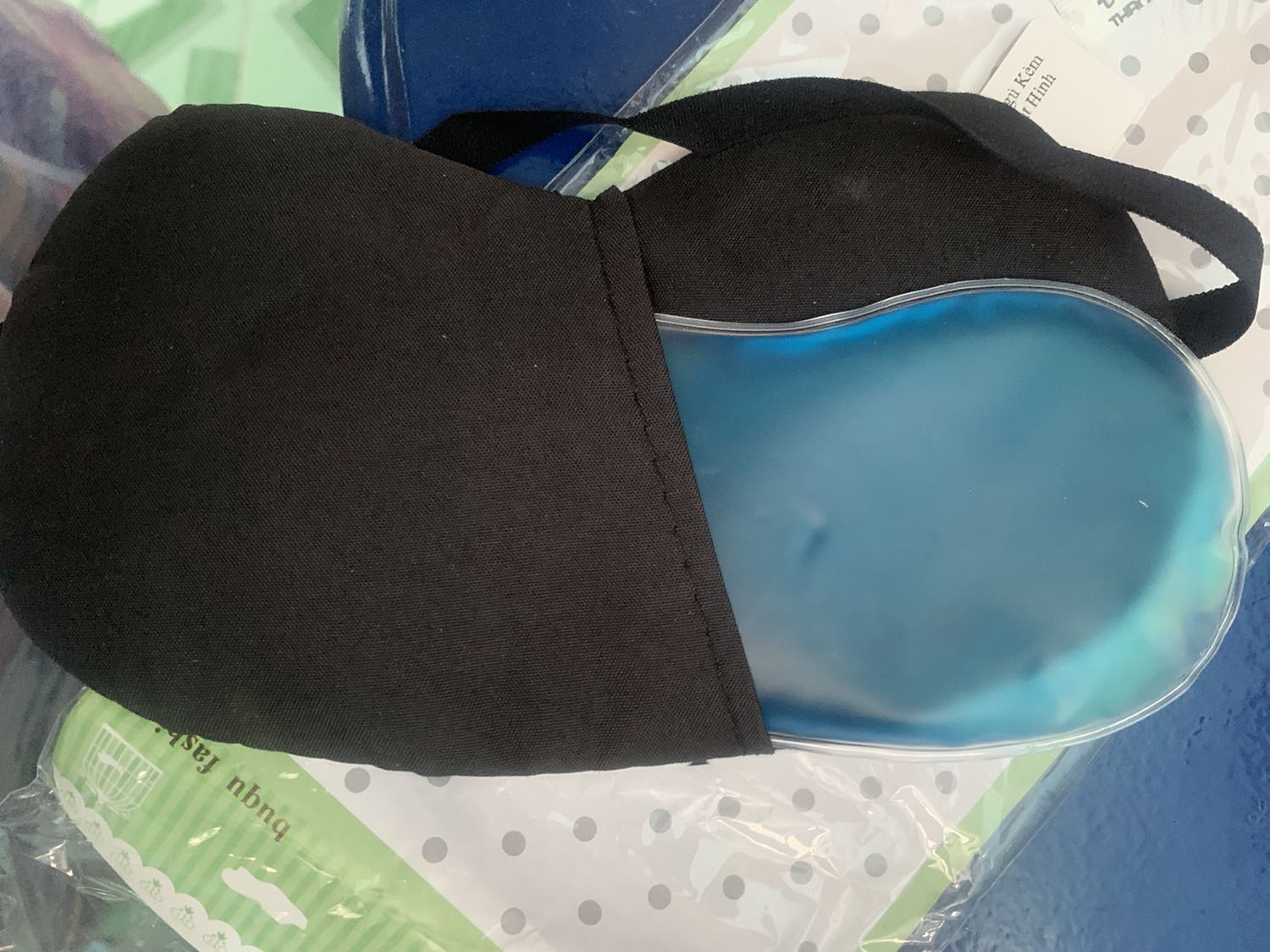 Hình giao ngẫu nhiên nên không có ý kiến. Túi nước mát rượi à, bịt thì cũng êm, dây rịt không quá siết