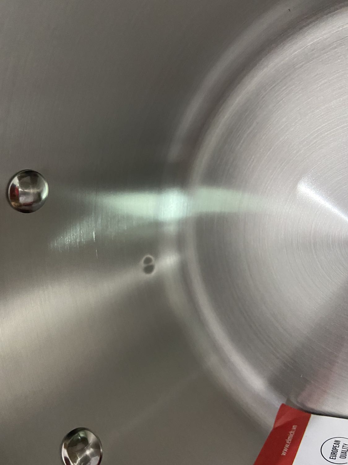 Mình rất thất vọng vì nhà bán:
- Nắp nồi trung vỡ, ai đó hốt gọn bỏ vào bịch bóng rồi gói hàng cho khách. Tức là nhân viên đã biết vỡ vẫn giao cho khách hàng
- Nồi nhỏ bị móp phần đáy nồi như hình
- Nắp nồi dơ
- Thùng cũ móp như hàng lưu kho lâu ngày
Mình yêu cầu trả hàng hoàn tiền
Mình đã mua hàng của Tiki Trading rất nhiều lần và đây là lần đầu tiên Tiki làm mình thất vọng.