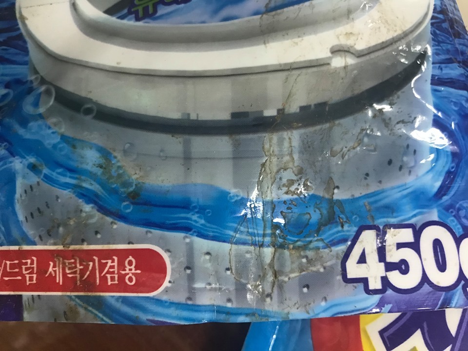 Tôi mua bộ ba gói thì một bộ nguyên vẹn còn một bộ băng dính bị bục ra và bao bì hơi rách chưa kể bên ngoài vô cùng bẩn toàn đất như kiểu hàng bị rơi xuống bùn vậy. Tôi đã mua sản phẩm này nhiều lần ,nói chung hàng dùng ổn, chỉ có lần này bị như vậy. Đề nghị Tiki kiểm tra hàng kỹ trước khi đóng gói .