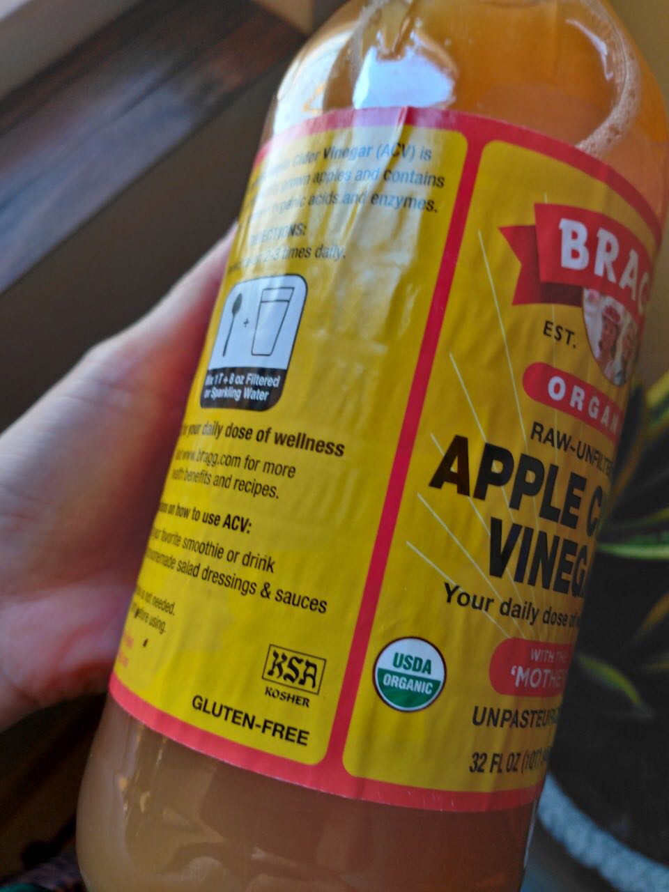 đã gửi báo cáo để trả hàng mà không thấy ai gọi lại hay phản hồi gì,hàng không có tem chính hãng ở cổ chai, tem dán nhăn nhúm không như như thật