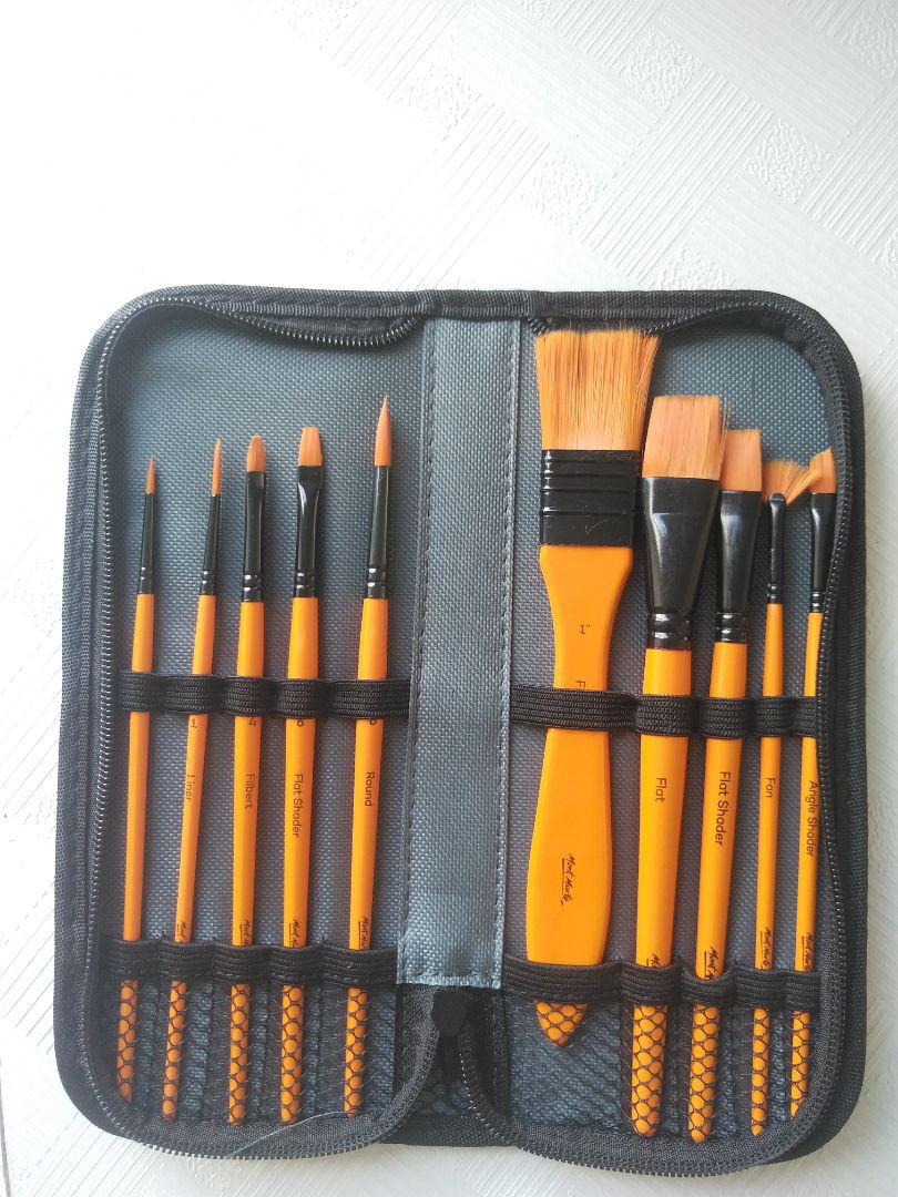 Chất lượng lông khá ổn, tuy nhiên không được xuất sắc như mình hình dung. Bù lại, thiết kế cán bút gọn gàng đựng trong túi nhỏ khá ưng ý và tiện mang theo người.