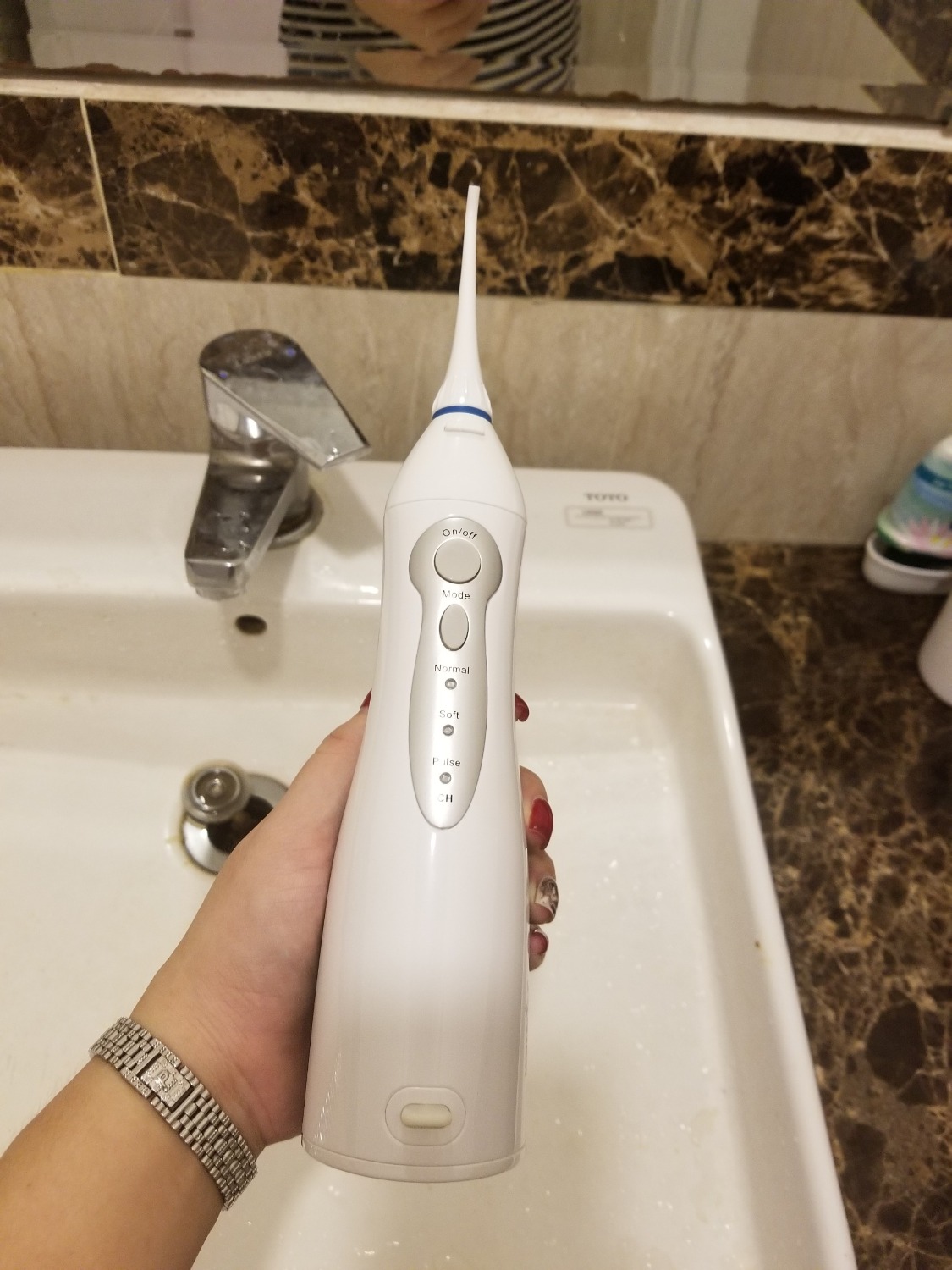 Đây là lần đầu mình sử dụng sản phẩm, nhưng mình khá thích chiếc máy này, máy vận hành rất tốt, vệ sinh răng miệng rất sạch và êm ái, không gây cảm giác khó chịu, mang đi du lịch cũng khá tiện lợi. Tiki giao hàng nhanh và đóng gói sản phẩm đẹp.