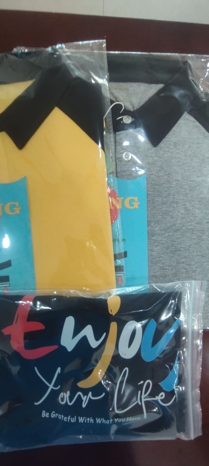 Áo mặc thoải mái, đường chỉ may chắc, không có chỉ thừa.
Hình ảnh do mua 5 cái áo khác nhau mà chỉ chụp đại 1 cái.