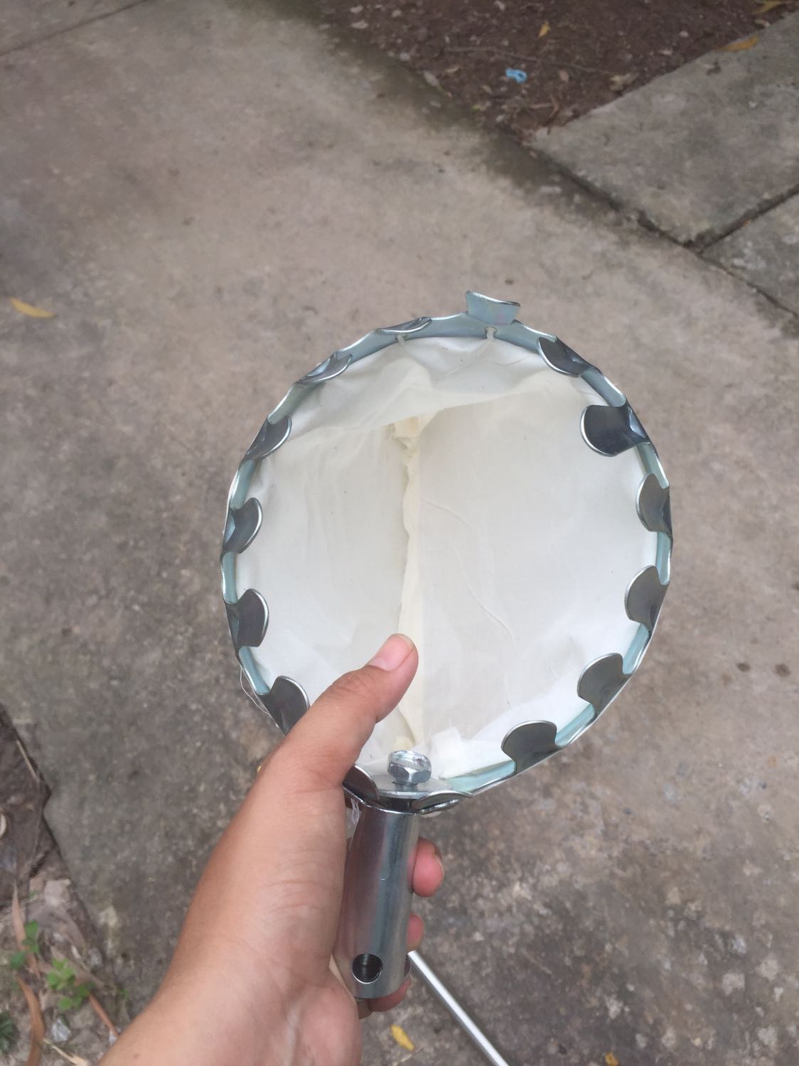 Đường kính miệng bé xíu à, ốc vặn lỏng lẻo, thân inox thiết kế khá tiện dụng, đóng gói kĩ