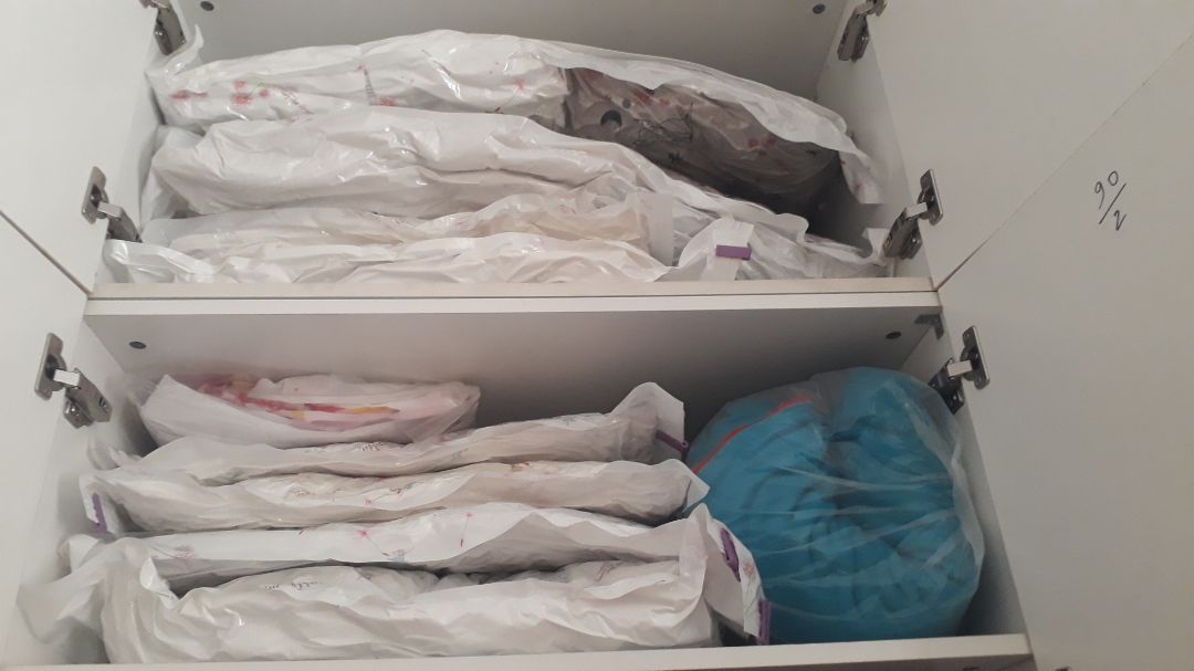 Giao hàng siêu nhanh, đúng mẫu mã, đầy đủ 8 túi & bơm tay. Túi chất liệu dày dặn vs kích cỡ to nhỏ khác nhau, tha hồ cất gọn các loại chăn, ruột gối. Nên mua kèm bơm điện chứ bơm tay rất lâu mà k xẹp mấy, máy hút bụi thì mình chưa thử nhưng chắc van k vừa. Hút xog xếp vào tủ gọn hẳn, tiết kiệm đc cả đống diện tích. Tháo ra, hút lại cũng rất dễ. Cảm ơn shop và tiki nhìu, sẽ mua thêm túi nữa:))