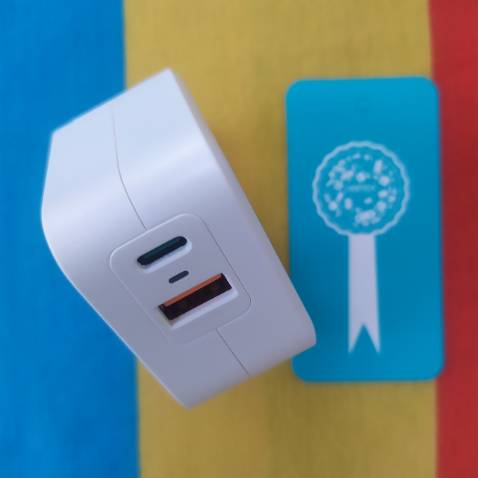 Lần đầu mua hàng Choetech, sau 1 ngày dùng  thì cảm nhận ban đầu của mình sản phẩm khá là ok so với tầm giá, mẫu mã đẹp  chắc chắn, sạc nhanh, chân sạc rất tiên lợi có thể gấp gọn lại, sản phẩm được bảo hành 18 tháng 1 đổi 1 nên cũng yên tâm