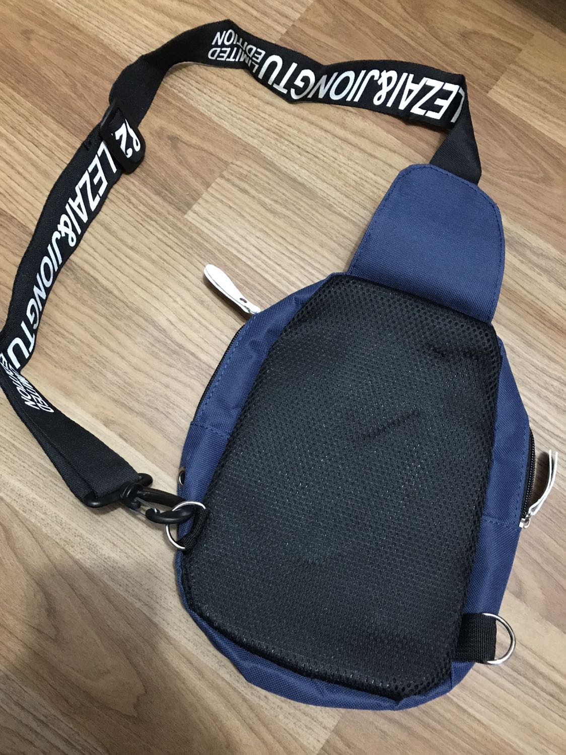 Mình mua sản phẩm với giá 39k, khá lả rẻ. Túi thích hợp để đựng một số đồ cá nhân lặt vặt như điện thoại, sổ tay,... có cả lổ cho tai nghe mà xui là mình dùng tai nghe chui lightning nên không bỏ vô được Mình mua sản phẩm với giá 39k, khá lả rẻ. Túi thích hợp để đựng một số đồ cá nhân lặt vặt như điện thoại, sổ tay,... có cả lổ cho tai nghe mà xui là mình dùng tai nghe chui lightning nên không bỏ vô được