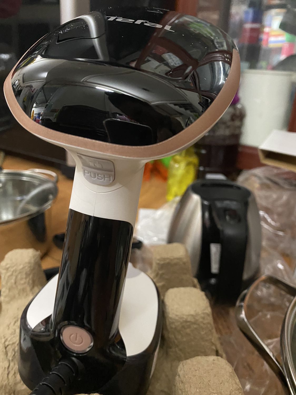 Máy rất đẹp. Đẹp từng chi tiết. Mình mua hoá đơn 3tr5 còn được tặng thêm máy xay thịt. Hàng tặng nhưng rất đẹp rất xịn mịn. Rất vui vì mua được đồ đẹp, tốt giá cả hợp lý.