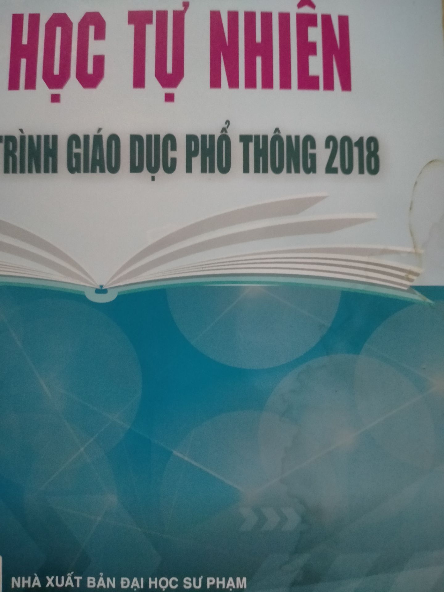 Sách nhìn khá cũ
Trang bìa còn bị dính bẩn