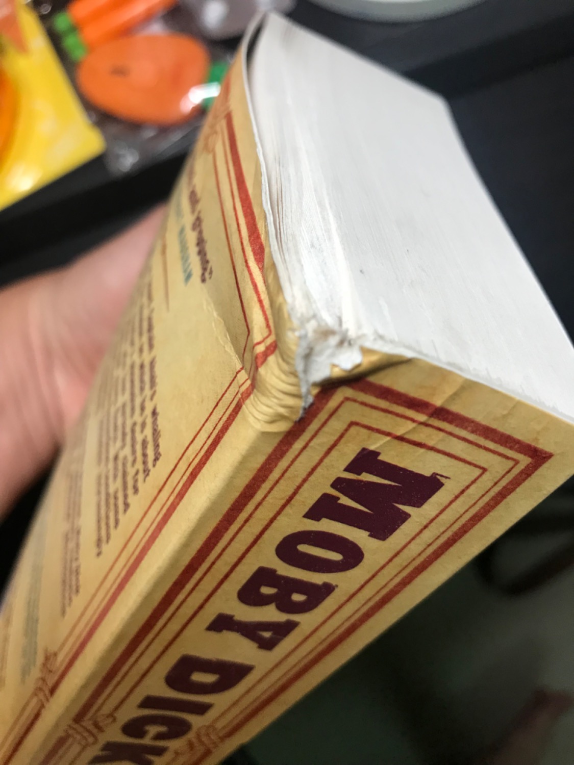 Gáy sách bị nát. Sách bọc rất kỹ nên chắc chắn là bị trước khi vận chuyển rồi.