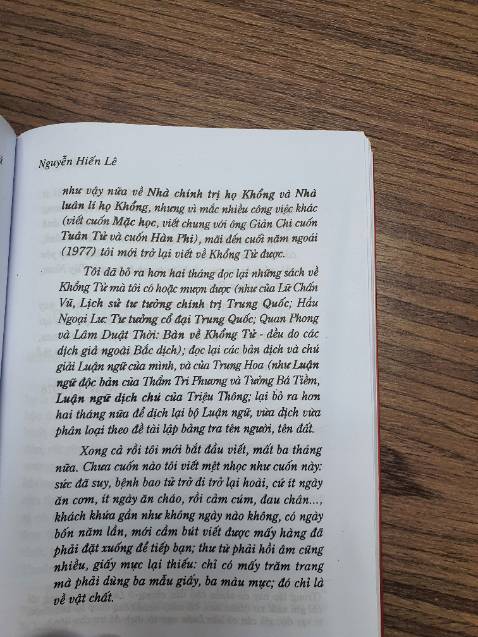 Sách có mấy chỗ nhăn nheo, hơi bụi bẩn, mà mua 4 quyển của shop thì 3 quyển vẫn còn bao nilon, riêng quyển này không có, như kiểu đã bị bóc rồi.