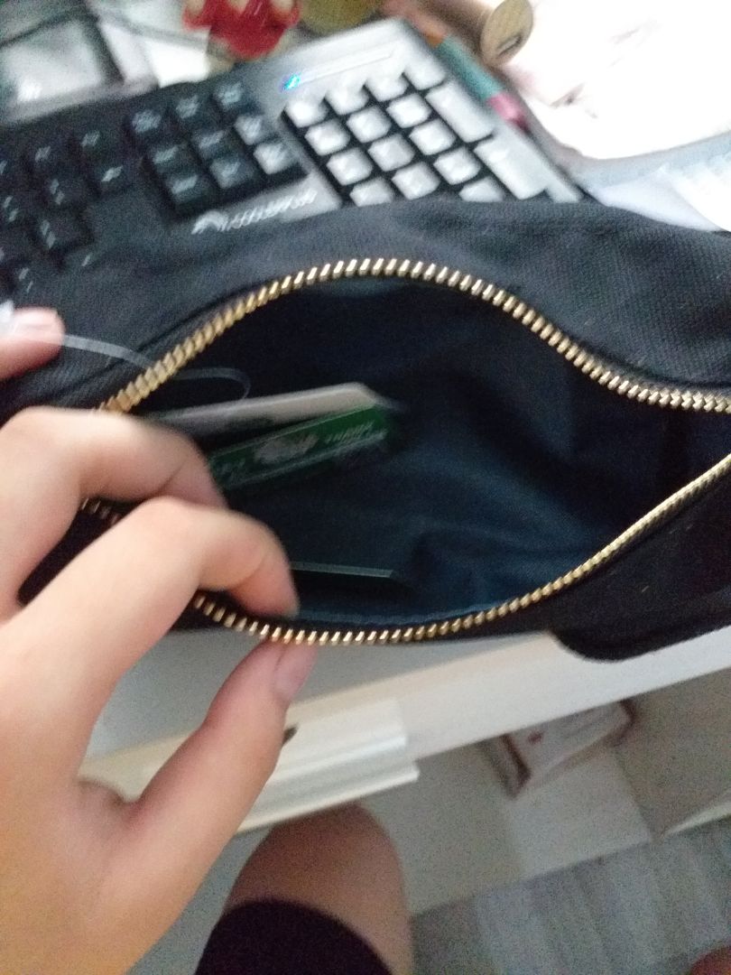 chời ơi chủ shop nói chuyện siêu yêu luôn,giao hàng lại nhanh lại còn có phiếu cảm ơn hơi bị đáng yêu,hộp bút khá là rộng đựng bút viết vi vu để cả son máy tính luôn mà còn khá rộng,chất vải dày siêu bên theo thời gian...so vs bỏ 149k thì túi hơn cả sự mong đợi,đáng mua và chắc chắn sẽ quay lại và rủ bạn bè xài cặp..