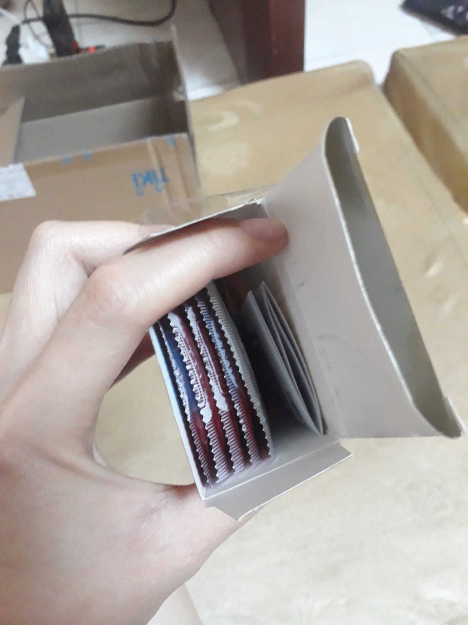 Khi mình bóc hộp bên ngoài ra thì hộp bao cao su nằm bên trong đã bị xé 1 phần nilon bên ngoài, và kiểm tra thì chỉ có 11/12 cái. Rõ ràng là đã có người bóc ra lấy 1 cái. Đã nhiều lần đặt sản phẩm này từ Tiki đều không vấn đề gì nên mình rất tin tưởng. Nhưng lần này lại được giao sản phẩm không nguyên vẹn khiến mình rất thất vọng. Mong Tiki sớm phản hồi cho mình. Khi mình bóc hộp bên ngoài ra thì hộp bao cao su nằm bên trong đã bị xé 1 phần nilon bên ngoài, và kiểm tra thì chỉ có 11/12 cái. Rõ ràng là đã có người bóc ra lấy 1 cái. Đã nhiều lần đặt sản phẩm này từ Tiki đều không vấn đề gì nên mình rất tin tưởng. Nhưng lần này lại được giao sản phẩm không nguyên vẹn khiến mình rất thất vọng. Mong Tiki sớm phản hồi cho mình.