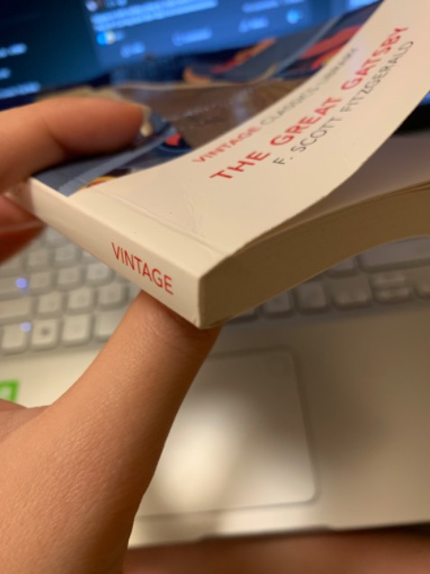 Sách nhỏ hơn mình nghĩ, giấy ngà ngà in kiểu ngày xưa í, nói chung ok😊mình xem phim rồi mới đọc sách@@