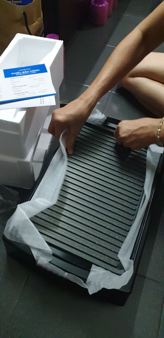 Ưng quá nên mình phải review ngay. Mặt nướng đá chống dính rất tốt, nướng khói rất ít, bếp nóng đều đủ sẽ điều chỉnh nhiệt độ giữ đồ ăn không khét, không dính vào mặt bếp. Mình ban đầu chỉ ngại công đoạn rửa, nhưng thao tác rất dễ. Chỉ cần để mặt bếp nguội, dội qua nước là mỡ và thức ăn thừa sẽ trôi hết, sau đó rửa nhẹ nhàng. Khay đựng mỡ cũng không dây bẩn ra phần dây dẫn nhiệt, rửa mặt bếp và khay mỡ xong chỉ cần lau bếp bằng khăn giấy ướt cho sạch vết mỡ bắn là được