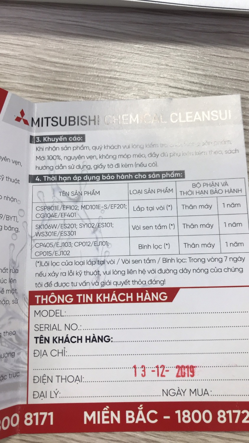 Giao hàng cũ đã được bóc ra lắp đặt và sử dụng, có vết trầy xước ở bên trong, hàng chỉ được bọc lại bằng lớp chống va đập chứ không còn nguyên.
Hộp đựng đã bị rách được dán tạm lại.
Mình mua hàng ngày 17/12 mà phiếu bảo hành là ngày 13/12