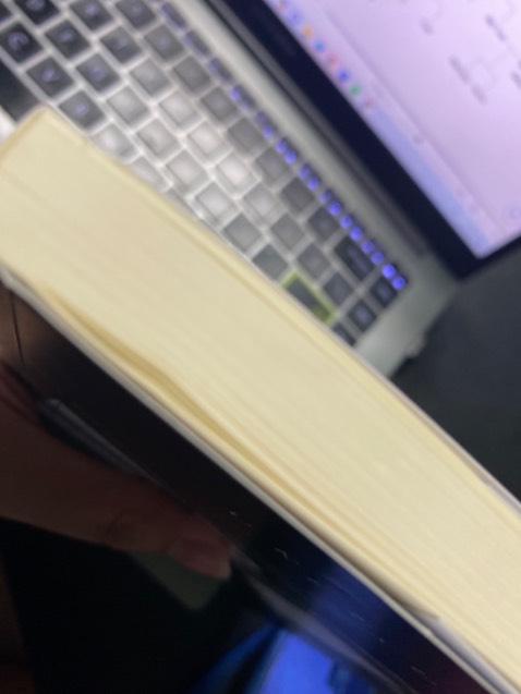 Xét về mặt nội dung, đây là một cuốn sách khá hay, gu mình thường là những câu chuyện có “nội tình” nên cuốn sách này rất hợp gu. 
Về phần dịch thuật, không rõ là có chủ đích hay cố tình, nhưng có nhiều chỗ dịch sai, người bác trai tên Kimihiko nhưng trên “Sơ đồ phả hệ nhà Katabuchi” lại ghi là Shigeharu (tên của ông nội) (trang 153) nếu bạn nào muốn check thử.
Vì chữ khá to với việc có nhiều hình ảnh bản vẽ ngôi nhà nên nhìn chung sách đọc khá nhanh, có thể đọc xong trong vòng nửa ngày.
Nhìn chung, đây là một cuốn sách tạm ổn, đáng để mua, đọc chứ không quá xuất sắc.