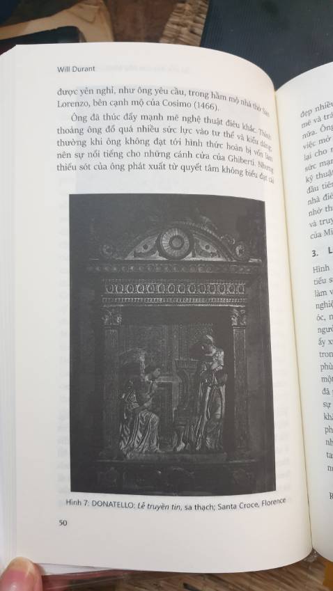 Bìa cứng nhưng quá mỏng, giấy in cũng mỏng, sách khổ nhỏ (14 - 22), môi cuốn có vài cái ảnh đen trắng in trên cùng loại ruột sách, quá thất vọng về chất lượng