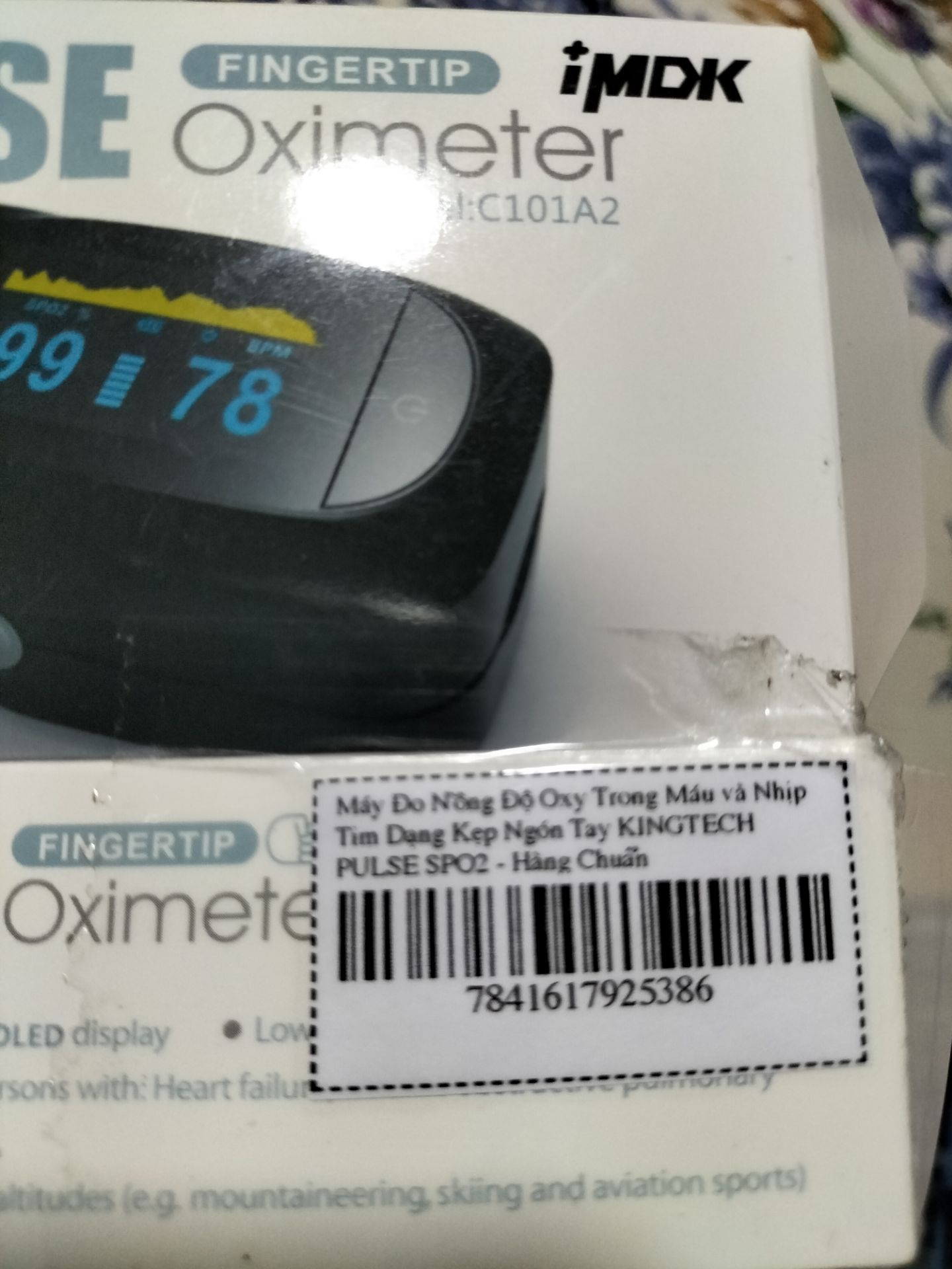 Vì sao tôi cho 1*?
1. Hầu hết người tiêu dùng (NTD) bình thường khi mua sp liên quan tới sức khoẻ đều sẽ nhìn vào NHÃN HIỆU để đặt niềm tin vì họ ko có thiết bị chuyên dụng để đo kiểm sp xem có chính xác hay ko.
2. Sp này quảng cáo là mang nhãn hiệu KINGTECH nhưng tuyệt nhiên trên sản phẩm cũng như bao bì ko thể hiện điều này, ngoại trừ cái PBH và HDSD. PBH còn ghi ko đúng model. trên hộp còn in cái logo iMDK nữa kìa.
3. Tìm trên các chợ online khác như L***, SH*** thì thấy trong rất nhiều review của người mua có các hình ảnh y chang sp này, chỉ khác cái nhãn hiệu, và giá cả thì cũng nhiều kiểu luôn.
Từ 3 điều trên, nên hiểu thế nào cho đúng: đây là sp OEM đc nhà bán mua lại đâu đó và đặt nhãn hiệu. Điều mà mình thấy tệ ở đây là họ ko thèm in cái Logo KINGTECH lên hộp luôn mà chỉ dán nhãn phụ bằng băng keo thông thường, điều mà người bình thường nhất cũng làm đc.
Đây là review mang tính cá nhân để cho người mua có thêm thông tin để quyết định. Chứ thật sự hiện tại thì mình đang cảm thấy bị ***.