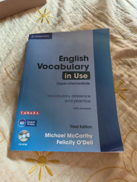 Nếu muốn học tiếng Anh, đặc biệt là học theo lộ trình thì bạn nên mua quyển này nha, đầu tiên là quyển pre-intermediate & intermediate, sau đó học tiếp upper-intermediate nha