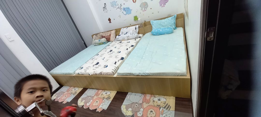 Giường đẹp, nhân viên lắp giường siêu dễ thương.