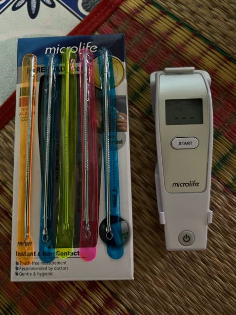 Ngoại quan: Sản phẩm có ngoại quan tương đối giống với mô tả, sản phẩm chính hãng có vỏ hộp nhìn xịn xò. Được tặng kèm 5 cây nặn mụn. hahaha
Xuất xứ: Thương hiệu Microlife của Trung Quốc.
Sản xuất: Tại China anh hùng. 
Chất lượng: Nhiệt kế hồng ngoại đo tránh cho kết quả nhanh chỉ trong 1s, có thể đo nhiệt độ cơ thể và nhiệt độ môi trường vật như sữa, nước,... Tuy nhiên, kết quả sẽ có độ xê dịch nhất định.
Thời gian giao hàng: Do có sử dụng gói Tiki Now nên thời gian giao hàng nhanh, đặt từ 10:04, Thứ sáu 11-*** đến 08:39, Thứ bảy 12-*** sản phẩm đã được giao đến. 
Thái độ nhân viên giao hàng: Ổn, chịu hợp tác với tôi trong việc giao hàng. 
Giá sản phẩm: Mua với giá được áp mã giảm giá nên cũng hợp lý, miễn phí ship. 
Tổng quan: Sản phẩm phù hợp với những ai muốn sử dụng hàng chính hãng với một giá tiền và chất lượng sản phẩm tương đối. Bên cạnh đó, thời gian và dịch vụ giao hàng ổn. Cảm ơn mọi người đã đọc.