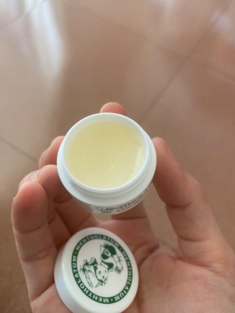 Lúc trước được tặng dùng thử, xài tốt quá nên quyết định mua tiếp, thay vì xài vaseline như thông thường. Môi mềm, tươi tắn. Dạng sáp, hộp nhỏ gọn dễ mang theo