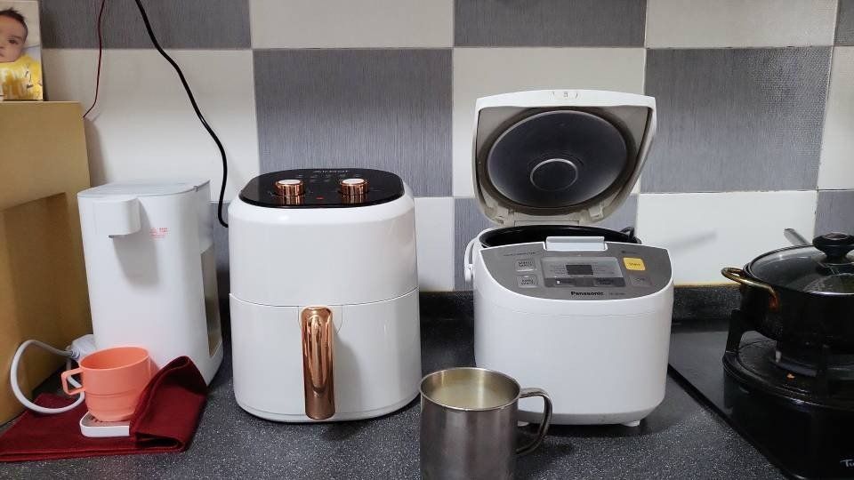 Nồi quá đẹp, xịn xò, làm thử mẻ khoai tây cho con ăn rất ok. Từ nay k phải ra hàng quán mua nữa rồi. Có kèm theo công thức các món rất tiện, đóng gói cẩn thận. Hàng chất lượng, sẽ ủng hộ dài dài