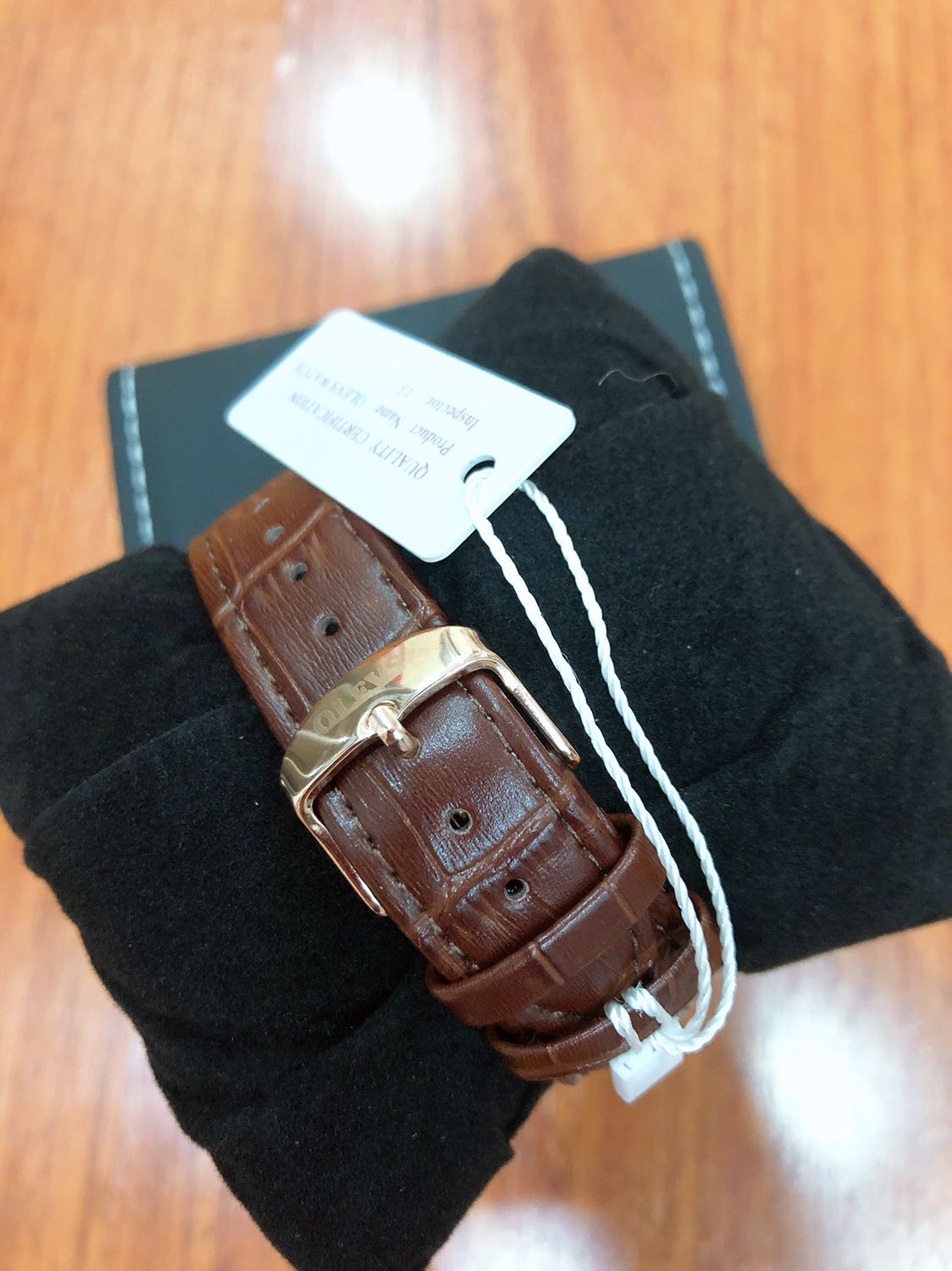 Hàng đẹp 

Khi đập hộp sản phẩm đúng như mô tả : 
Dây nhẹ không quá cứng, màu nâu sang trọng, ....sau 5 ngày *** thử rửa tay, dính mưa 1 hôm các thứ thì đồng hồ không bị vô nước, máy chạy êm ru, .....có tem mác sách hướng dẫn đầy đủ rất yên tâm, .....giao hàng nhiệt tình mình bận họp không nhận luôn được nhờ người xuống nhận hơi lâu mà giao hàng vẫn nhẹ nhàng, đánh giá 5 sao bạn này......bao bọc sản phẩm kĩ càng, ....rất mong những lần sau mua hàng tiki đều như thế.....