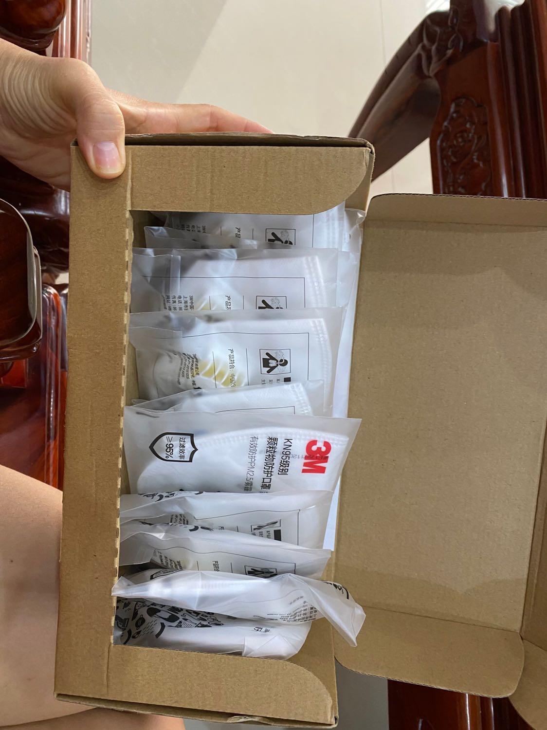 Mình đã nhận được khẩu trang theo đúng lịch giao hàng dự kiến.
Khẩu trang nhìn rất xịn, dày dặn. 
Chưa kiểm tra hết tất cả nhưng mình phát hiện ra 1 cái bị mất 1 bên dây đeo. Đeo thử những cái ko lỗi thì thấy đau tai vì chật quá. Ko khó thở như nhiều ng nói, có khả năng do mình chưa đeo đúng quy chuẩn.