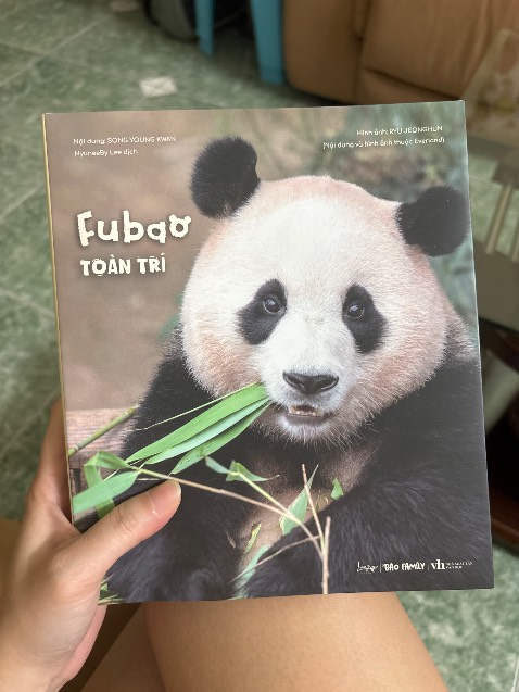 Sau bao ngày đợi thì sách của “em bé” đã đến tay ❤️. Ông Song viết rất chi tiết về “em” …
Yêu “công chúa” của dì nhiều 🥰