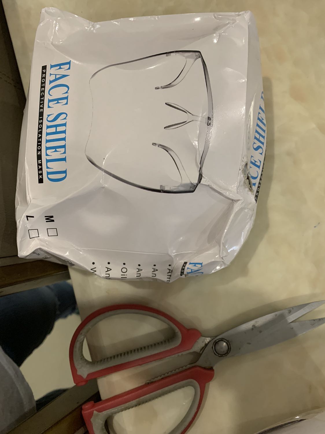 Bao bi thi mop meo'. Giao hang thi thieu mat 4 cap gong deo tren lo tai! Da vay con bat buoc phai charge tien ship! Qua bullshit!