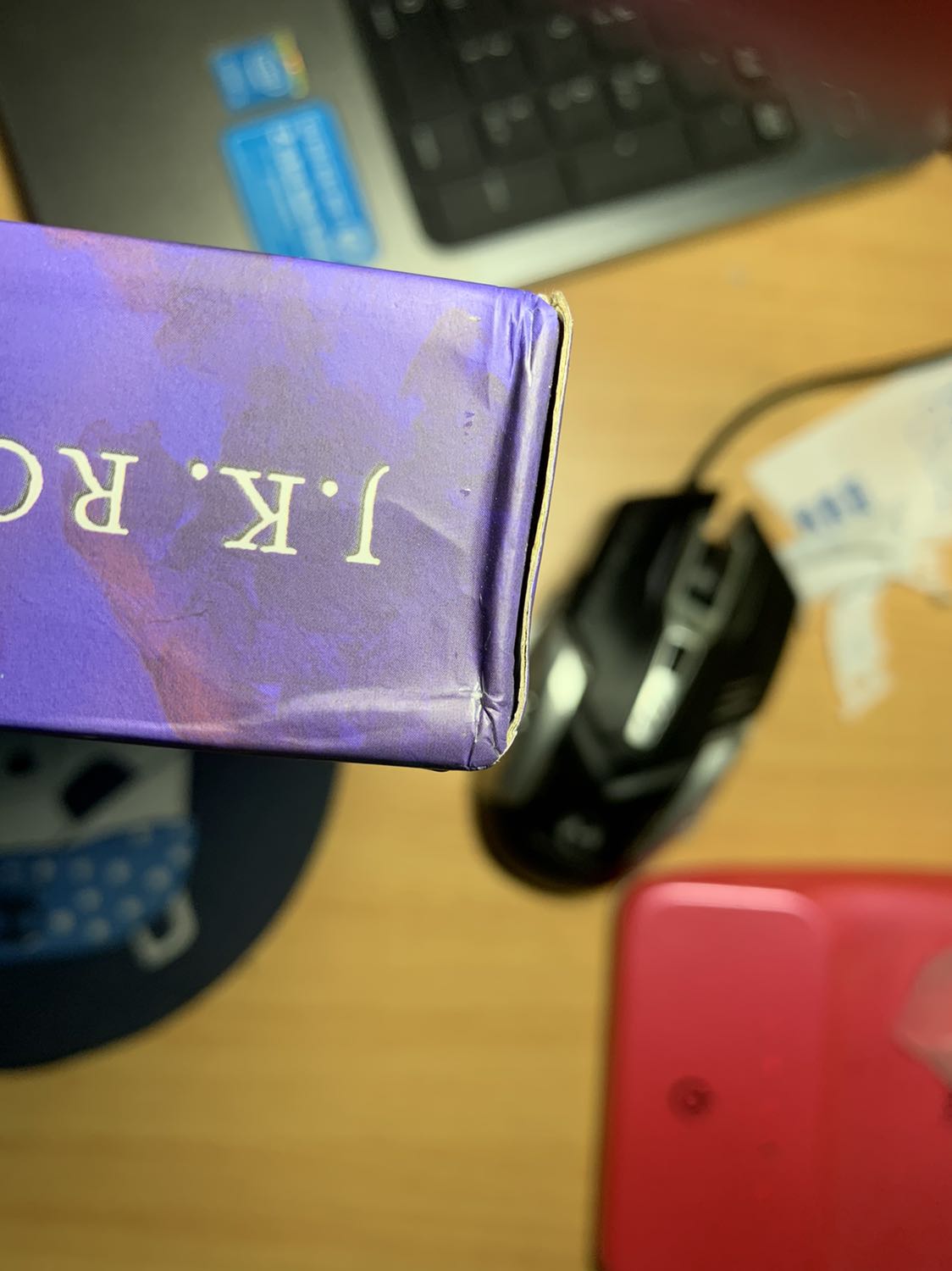 Sản phẩm giao cho mình lần đầu tiên gặp phải lỗi ngoại quan sau khi thông báo thì không được đổi ???? Với lí do là đã quá 24h đổi trả mà đơn này mình nhận hôm 19 xog hôm 23 mới mở ra xem vì có việc chưa mở được thì thấy lỗi như thế này các trang thương mai điện tử khác thì miễn phí đổi trả trong 7 ngày vậy mà tiki như thế này từ nay về sau cạch mặt tiki