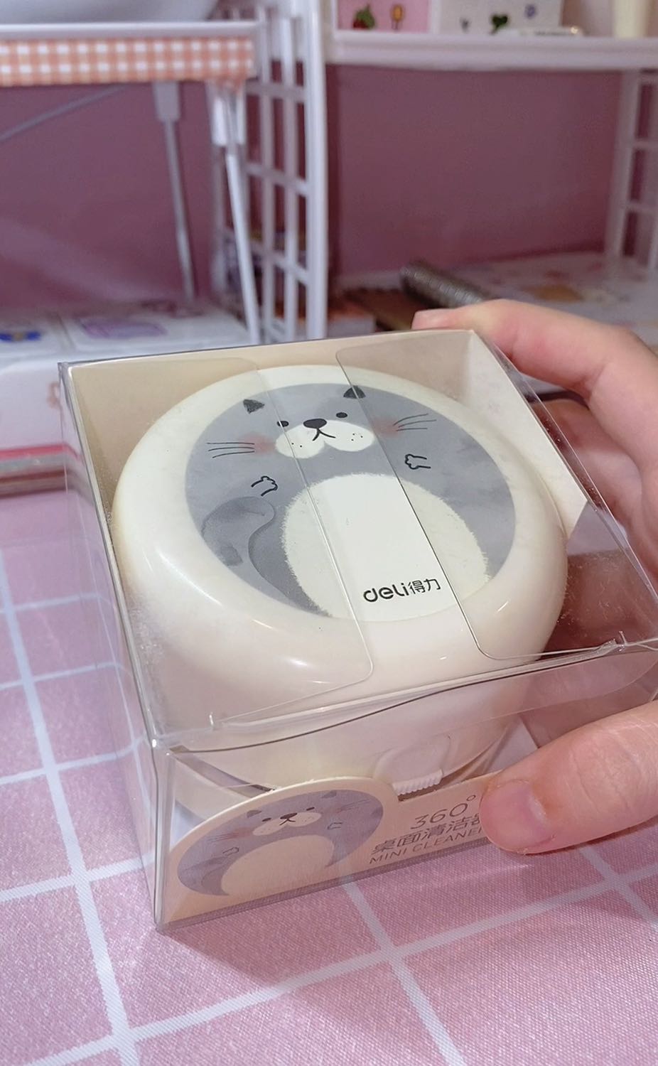 Hàng của Deli nên cũng yên tâm. Lực hút rất ổn nha, xài pin 2A, cách sử dụng cũng đơn giản, chỉ cần gạt công tắc qua và hút thôi