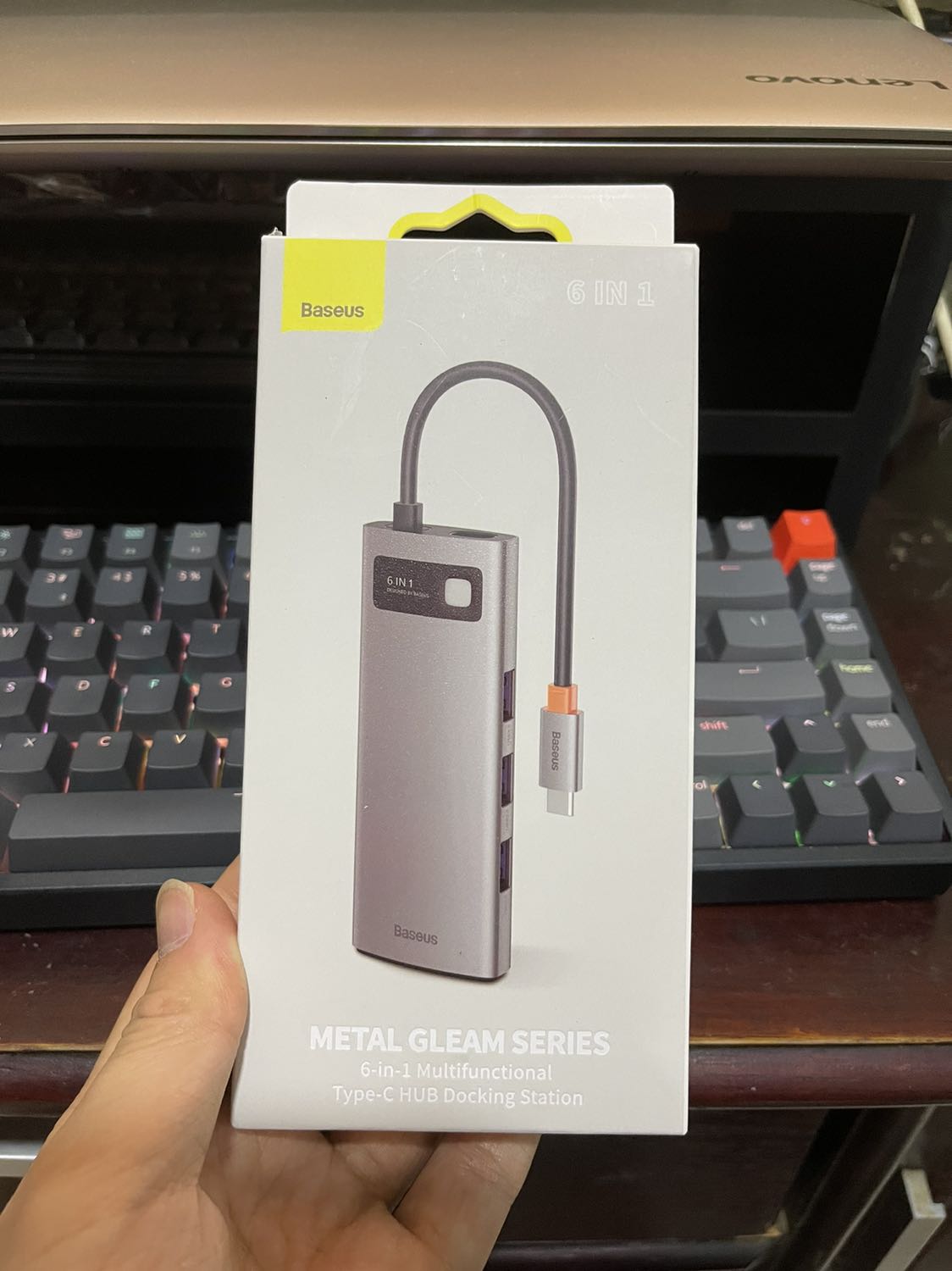 Ảnh quảng cáo thì màu xám, hộp màu xám nhưng bên trong sản phẩm lại là màu xanh??? Nếu biết màu xanh mình đã không mua vì lệch màu với laptop của mình. Shop nên ghi rõ màu để khách hàng còn biết. Mình tạm để đánh giá 2 sao, sẽ sửa lại là 5 sao nếu shop đổi cho mình cái màu xám như trong ảnh quảng cáo