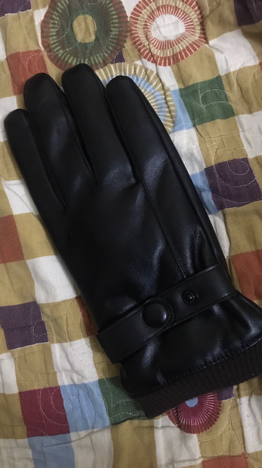 Gang tay đẹp. Da bóngđộ co giãn tốt. Đường may chắc chắn. Thiết kế được biệt cho phép thoải mái dùng điện thoại cảm ứng luôn. Găng tay ấm tiện dùng. Lớp bên trong giống như nhung ấy đeo rất dễ chịu và ấm, không có cảm giác cấn tay. Sản phẩm tốt 5 sao.