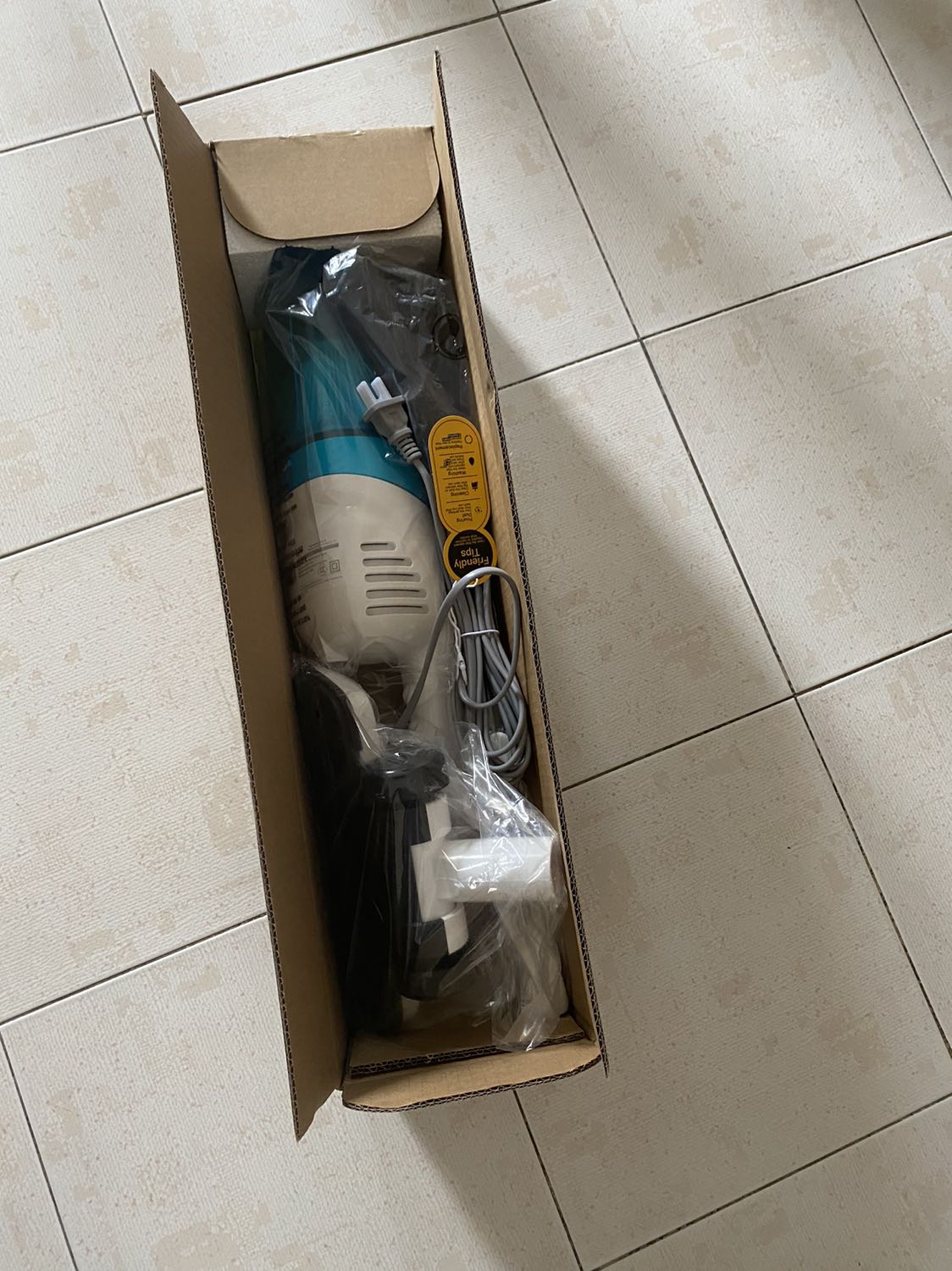 Nhận hàng là thử dùng ngay. Cảm nhận ban đầu là máy hút tốt, đặc biệt là khả năng hút tóc và các loại lông cực tốt. 
Tiếng ồn khi hút rất to, con mình đã khóc thét lên vì giật mình khi mới mở máy. 
Nhìn chung, chất lượng vượt mong đợi so với giá. 
Ai có nhu cầu nhưng không muốn đầu tư quá nhiều tiền vào máy hút bụi thì rất đáng cân nhắc.