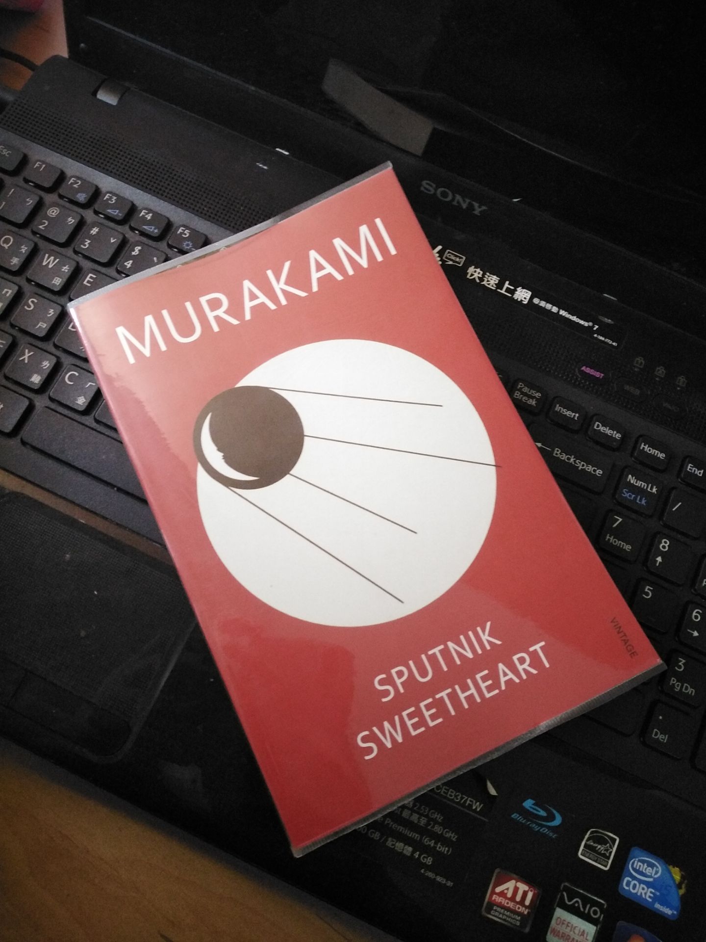 Tiki giao hàng nhanh không ngờ, mình ở khu vực tỉnh, đặt trưa thứ 5, tầm sáng thứ 6 hàng đã có ở bưu cục chỗ mình rồi, sang trưa thứ 7 shipper giao luôn ?? sách của mình có bookcare, đóng gói oke