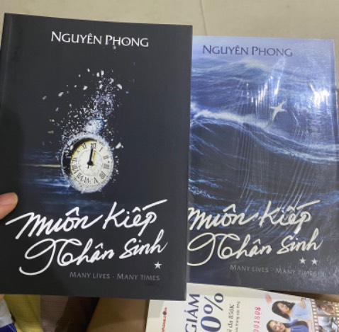 mua lúc sale chỉ còn 256k, nhưng 1 cuốn có seal mà bị rách, 1 cuốn ko seal, sách thơm và mới, ship trả lời lâu nha