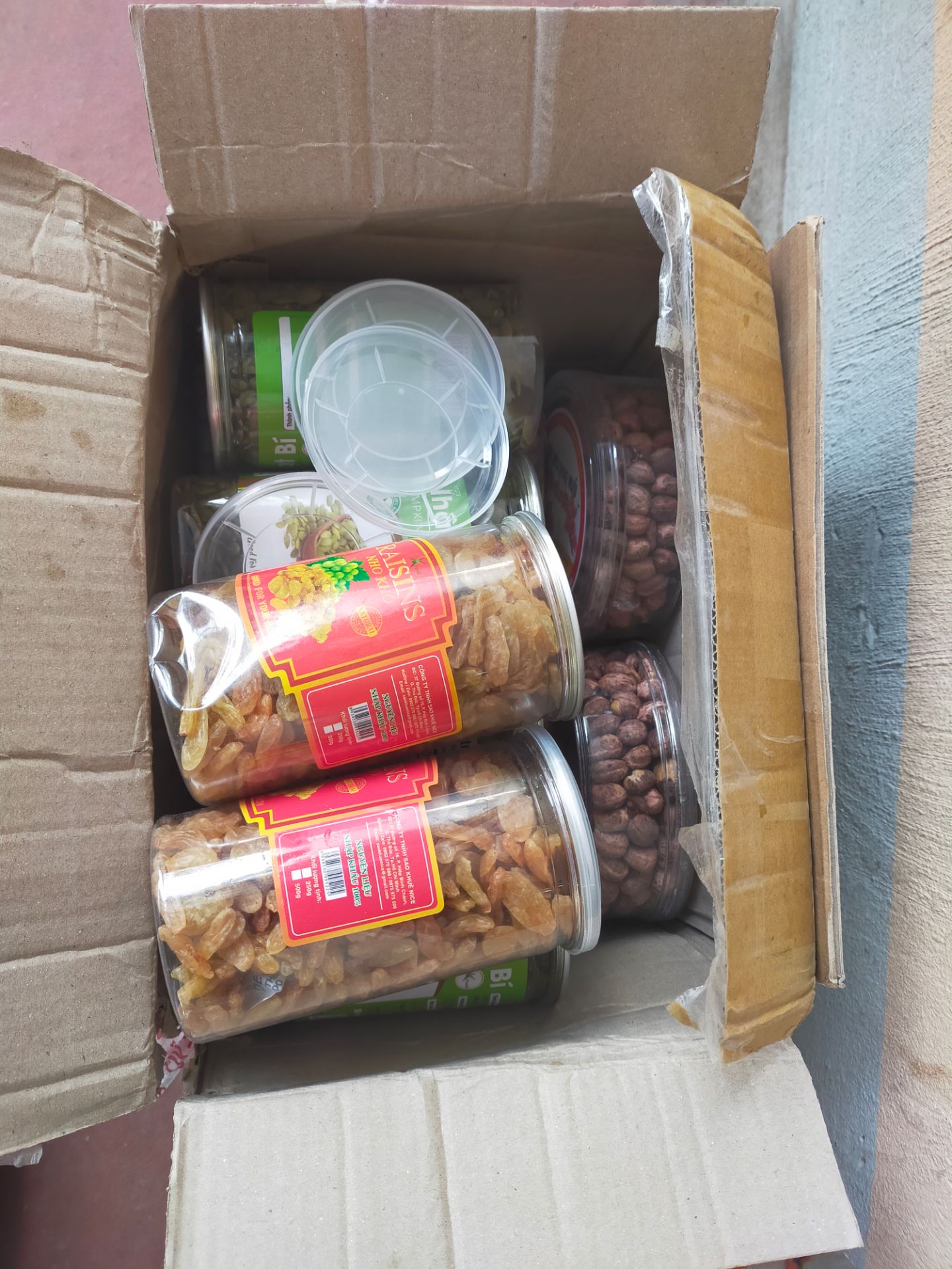 Giao thiếu sản phẩm. Hộp móp méo nhiều. Hộp size k đồng đều. Có hộp còn k có hạn sử dụng. Hộp có hạn sử dụng thì nhoè k đọc đc.