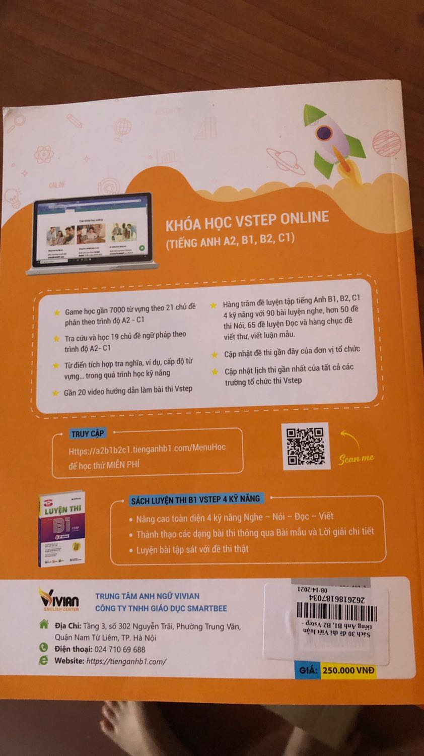 Người bán chỉ cho quyển sách vào hộp carton như này mà không có giấy bọc chống sốc hay lớp bảo vệ nào. Sách bị quăn một ít ở góc trên. Sách cũng không rẻ nên mong người bán rút kinh nghiệm gói hàng cẩn thận.
Nội dung phù hợp, mực in rõ nét, trình bày khoa học dễ hiểu, ngôn ngữ phù hợp trình độ B1, B2.