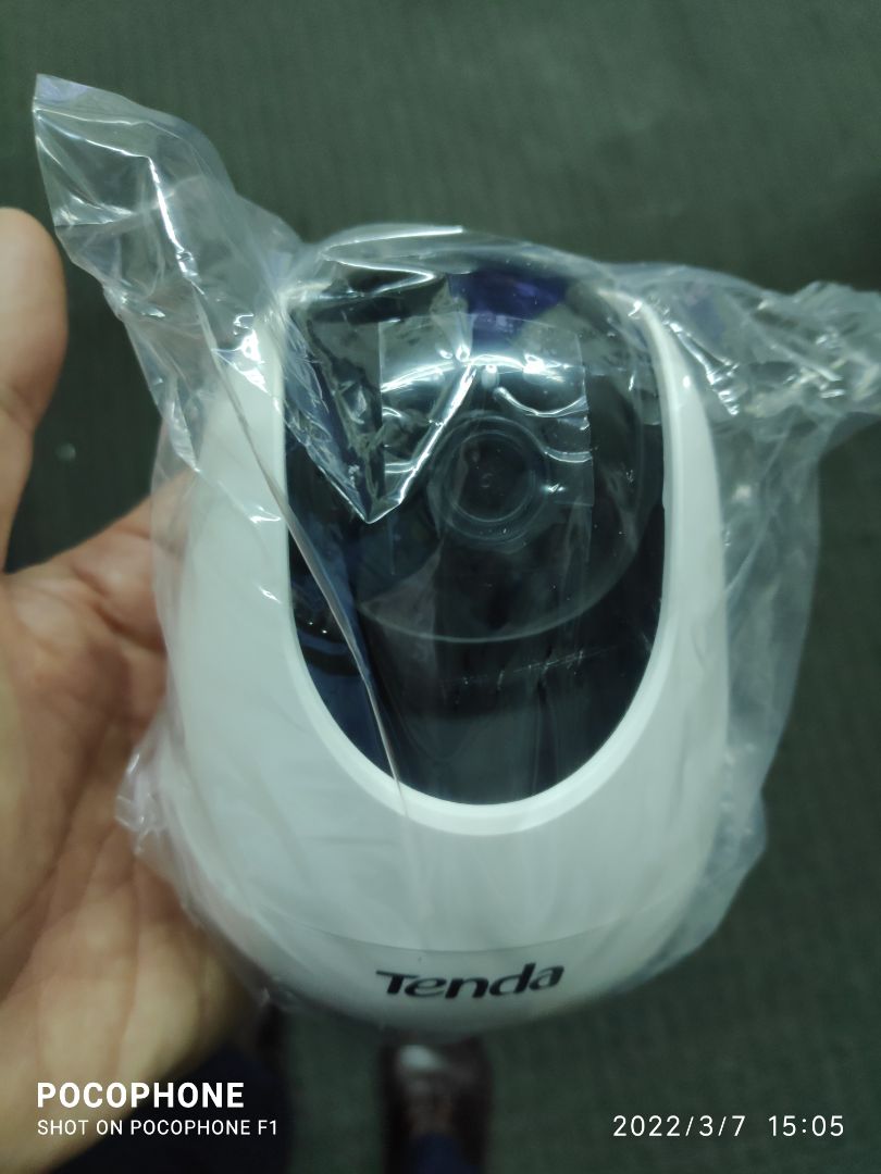 shop giao đúng hàng mô tả. hàng mới nguyên seal. đánh giá sơ bộ:
- camera hình ảnh sắc nét, quay độ phân giải HD
- phần mềm điều khiển dễ dùng, có khả năng quay quét 360 độ.
- có 4 đèn hồng ngoại, xem tối rõ nét phạm vi 3-5m. 
- kết nối dễ dàng, hơn hẳn EZViz. 
- nhược điểm: loa bé, mic thu âm không được tốt và rõ như Ezviz C6N (đã dùng) nên đàm thoại chỉ chơi chơi cho vui, nhưng với giá này thì quá ổn. 
- hàng Tenda thương hiệu chuyên về thiết bị mạng, có điều kiện sẽ mua thử camera Tenda CT6 quay ngoài trời.
Tóm lại, đáng đồng tiền bát gạo nhé.