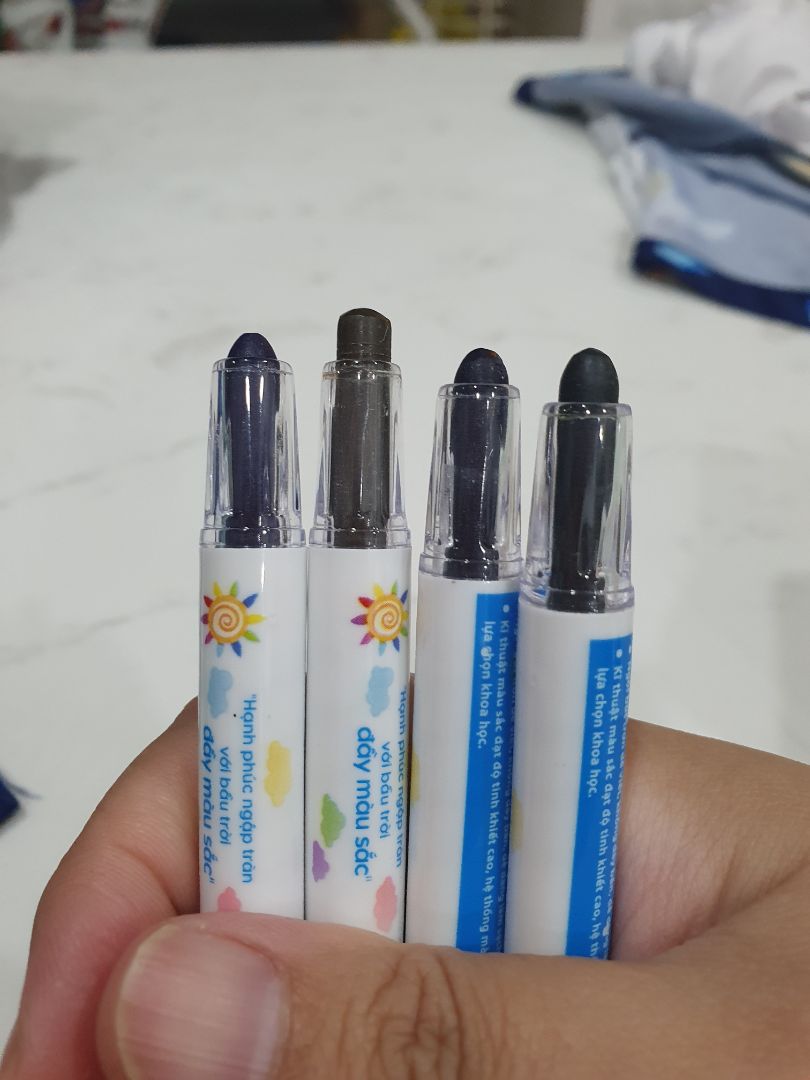 bút tô tốt, nhưng vỏ bút k hiển thị màu, màu sáng thì nhìn ra đc, chứ màu tối là phải tô ra giấy mới biết ẻm màu gì nên hơi mất thời gian bút tô tốt, nhưng vỏ bút k hiển thị màu, màu sáng thì nhìn ra đc, chứ màu tối là phải tô ra giấy mới biết ẻm màu gì nên hơi mất thời gian