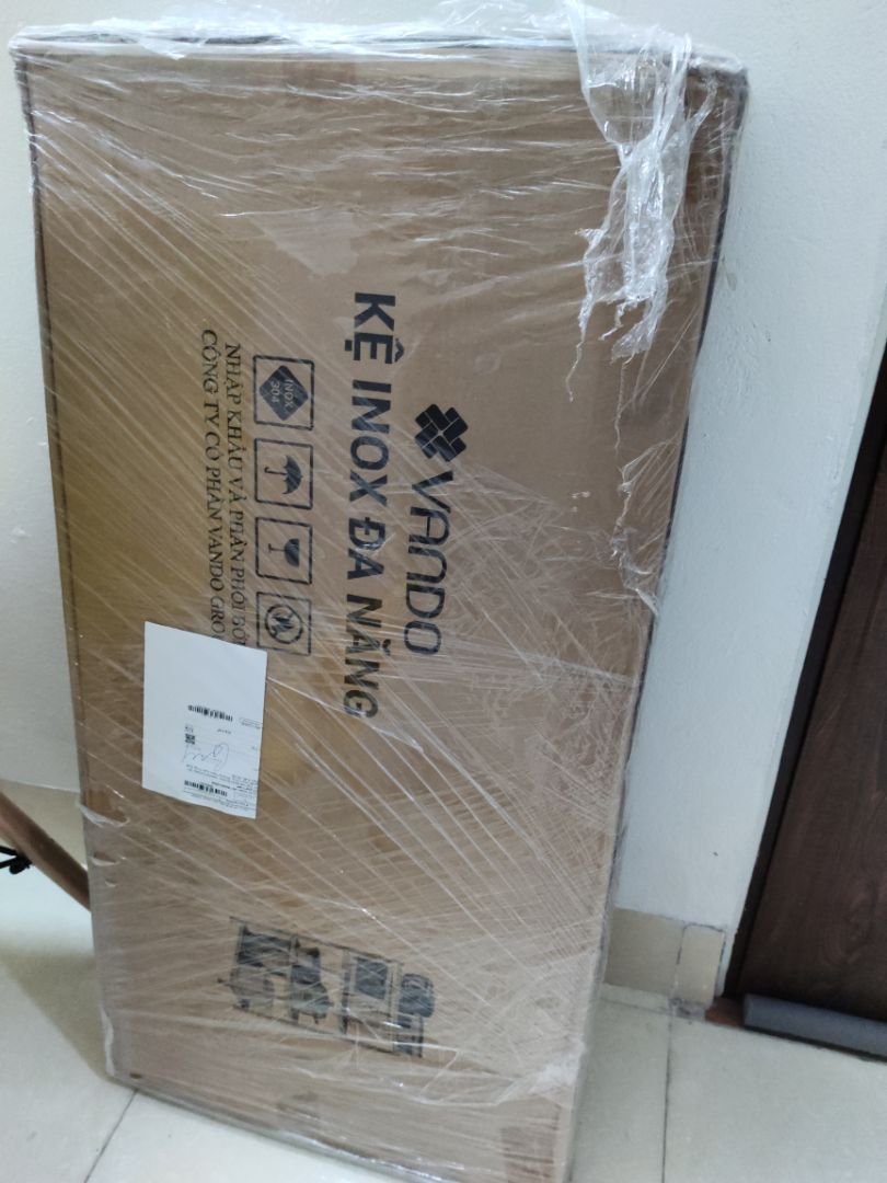 kệ k móp méo, đẹp, đủ đồ, dễ lắp
nhưng k quá chắc chắn, hơi rung rinh dù chặt vít. lớp sơn mỏng dễ tróc. mọi ng cần chú ý kích thước tới từng cm nếu muốn để đồ to. lò nướng mình tính để dưới mà buộc phải cho lên trên. khoảng cách chuẩn cần tính là từ mặt sàn dưới, tới đáy sàn trên, phải chú ý có cả 1 thanh dọc dưới mặt kệ. vì thông số nsx thường hiển thị trong sao cho kệ to rộng. khuyến nghị nsx nên thêm thanh giằng, hoặc khớp, giằng 4 góc kệ chỉ bằng ốc vít sẽ k lâu bền.