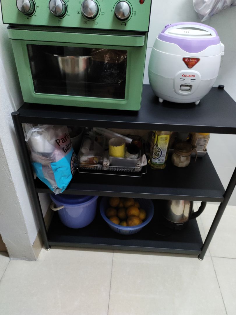 kệ k móp méo, đẹp, đủ đồ, dễ lắp
nhưng k quá chắc chắn, hơi rung rinh dù chặt vít. lớp sơn mỏng dễ tróc. mọi ng cần chú ý kích thước tới từng cm nếu muốn để đồ to. lò nướng mình tính để dưới mà buộc phải cho lên trên. khoảng cách chuẩn cần tính là từ mặt sàn dưới, tới đáy sàn trên, phải chú ý có cả 1 thanh dọc dưới mặt kệ. vì thông số nsx thường hiển thị trong sao cho kệ to rộng. khuyến nghị nsx nên thêm thanh giằng, hoặc khớp, giằng 4 góc kệ chỉ bằng ốc vít sẽ k lâu bền.