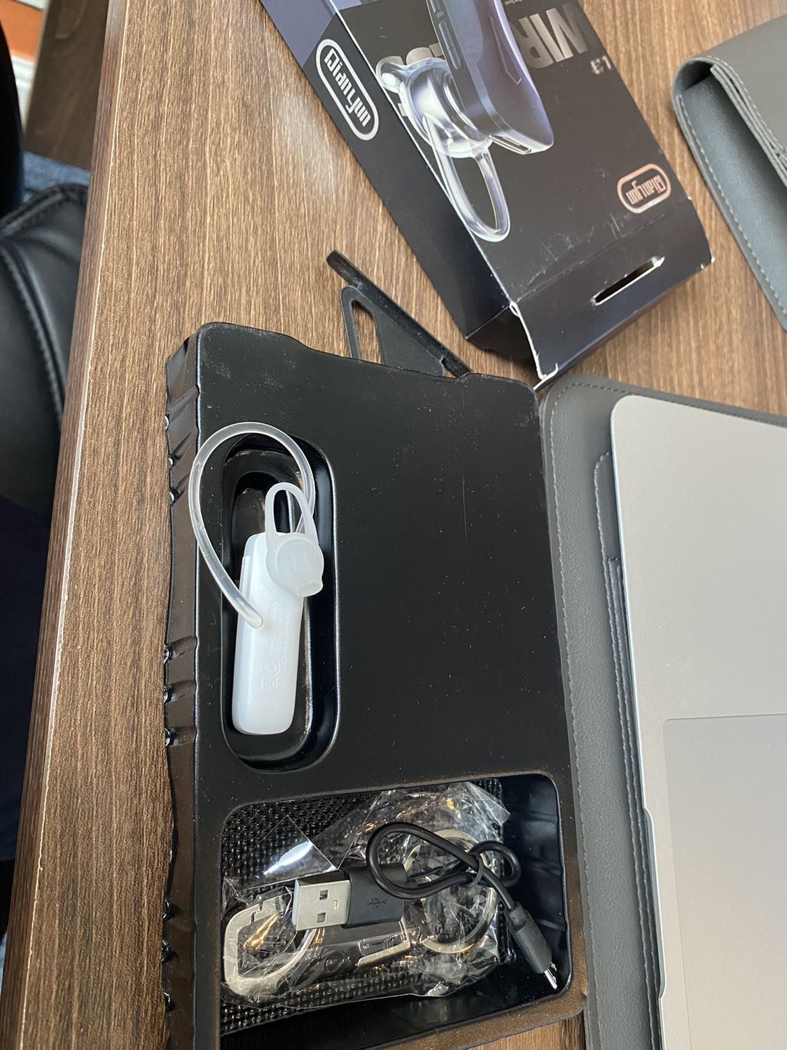 Vớ vần thật. Ae đừng đặt nha đặt móc khoá giao hộp thì móp méo bên trong lại có tai nghe.