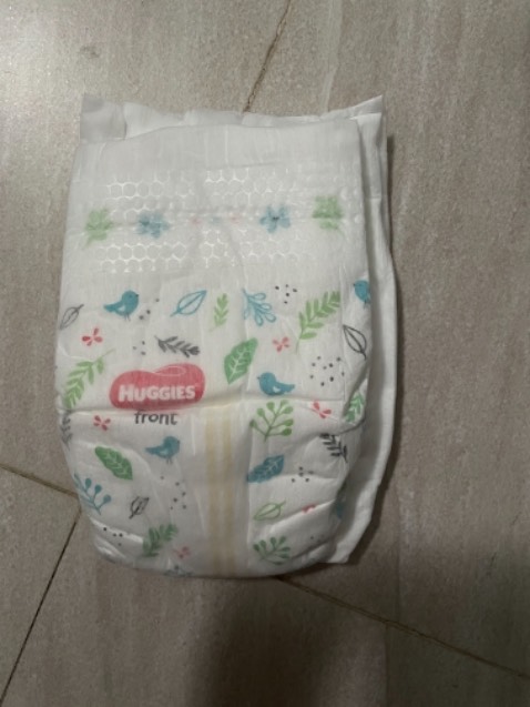 Nhìn qua thì nhỏ hơn Moony trắng nhưng khi đóng bỉm thì ko thấy sự khác biệt về kích thước. Bé nhà mình dùng ko bị hăm, Huggies dùng ban ngày, Moony trắng ban đêm