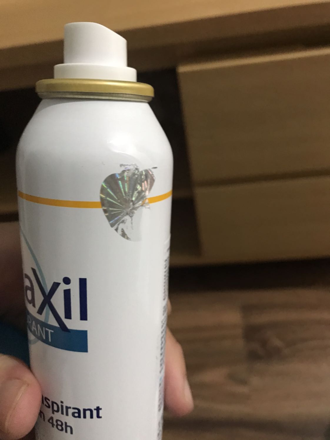 Nhận hàng thấy có vết xịt, tem bong tróc, ngày sx từ 30/10/2019, nhìn như hàng mẫu, hàng ***, mình mua của tiki trading mà thấy ko ổn chút nào, lười trả hàng, mình viết lên đây để tiki xem lại cá nhân nào đó làm không đúng ảnh hưởng đến cả tập thể tiki. Thanks.